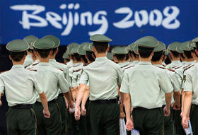 Militares chinos se preparan para custodiar los Juegos Olímpicos de Pekín. (AP)