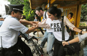 La policía china detiene a activistas pro Tíbet cerca de las instalaciones olímpicas.