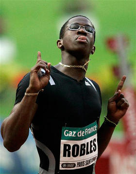 Dayron Robles, fuerte candidato a medallista en Pekín, celebra su victoria en los 110 m/v en París, el 18 de julio. (AP)