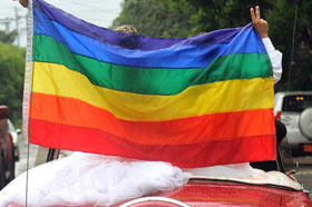 Wendy Iriepa (i), una transexual de 37 años, e Ignacio Estrada (d), un homosexual seropositivo de 31 años, pasean en un automóvil descapotado después de contraer matrimonio. La Habana (Cuba), 13 de agosto de 2011. (EFE)