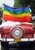 Wendy Iriepa (i), una transexual de 37 años, e Ignacio Estrada (d), un homosexual seropositivo de 31 años, pasean en un automóvil descapotado después de contraer matrimonio. La Habana (Cuba), 13 de agosto de 2011. (EFE)
