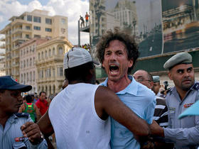 La policía cubana arresta a manifestantes el 11 de mayo del 2019 que participaron el la marcha LGBTI no autorizada por el gobierno