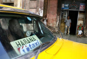 Botero en un barrio de La Habana. (AP)