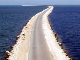 Pedraplén sobre el mar entre Caibarién y el Cayo Santa María, criticado por medioambientalistas por el impacto negativo en la zona