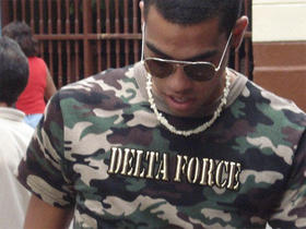 Un joven habanero vestido con prendas militares. (EER) Un joven habanero vestido con prendas militares