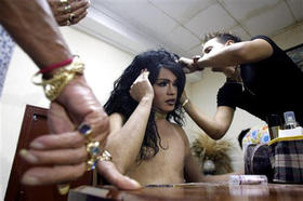 Un travesti, antes de una función en La Habana. (AP)