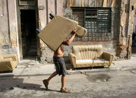 Traslado de muebles ante la cercanía de un huracán