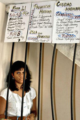 Suyoanis Tapia Mayola, esposa del disidente Horacio Julio Pina, protesta en una celda improvisada