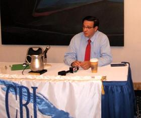 El profesor Juan J. López, durante la conferencia organizada por FIU