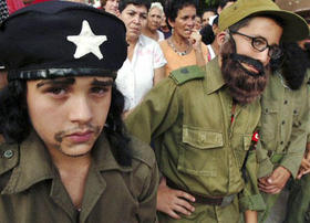 Durante una ceremonia, niños cubanos representan a Fidel Castro y a los barbudos rebeldes