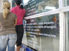 Dos cubanas esperan a la puerta de un cibercafé, en La Habana