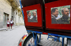 Cartel de Chávez y Fidel Castro en un bicitaxi: Hasta en la sopa. (AP)