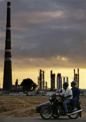 Nueva refinería de petróleo de Cienfuegos. Más negocios con Venezuela, más dependencia