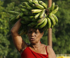 Una mujer tras comprar plátanos en una feria ocasional organizada por el gobierno en la Plaza de la Revolución