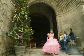 Una quinceañera durante una sesión fotográfica en la calle