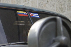 Banderas de Cuba y Venezuela en un automóvil en La Habana