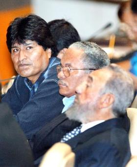 Pedro Ross (centro), ex secretario general de la CTC, junto a Fidel Castro y el presidente de Bolivia, Evo Morales
