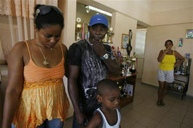 El boxeador Guillermo Rigondeaux, junto a su familia tras regresar a Cuba