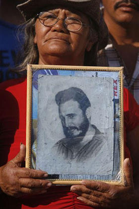 Una cubana celebra la llegada de 'San Fidel' a La Habana, el líder de los 'viejitos'