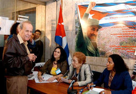 Ricardo Alarcón 'ejerce el voto'. Una foto de Castro desmiente que no haya publicidad electoral. (AP)