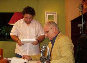 El ex director de 'La hora de Carlos', Yusnel Suárez, junto al popular presentador Carlos Otero