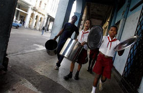 Escolares cubanos, en 'otras tareas'