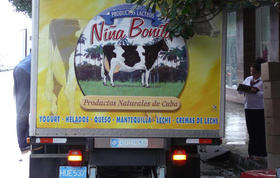 Un camión de productos lácteos para la red en divisas en La Habana