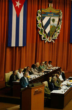Raúl Castro discursa ante la Asamblea Nacional. (AP)