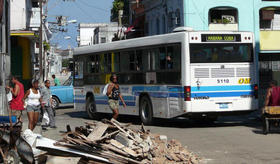 Una guagua sortea obstáculos en el centro de La Habana
