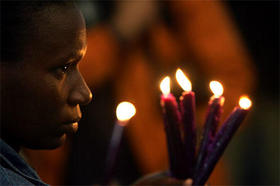Un creyente cubano reza y ofrenda velas a los santos