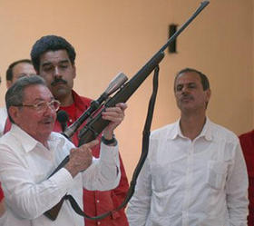 Raúl Castro, Nicolás Maduro y Misael Enamorado (de izq. a dcha.), durante una visita a Santiago de Cuba