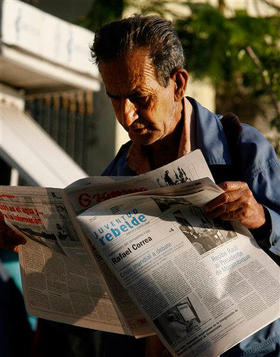 Un habanero lee 'Granma' y 'Juventud Rebelde', los boletines oficiales del gobierno