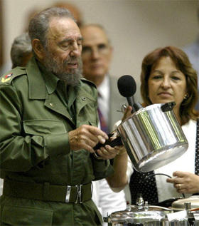 En una imagen de archivo, Fidel Castro enseña una olla. A su lado, la ministra de Industria Básica. (AP) En una imagen de archivo, Fidel Castro enseña una olla. A su lado, la ministra de Industria Básica