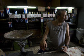 Una bodega en penumbras en La Habana