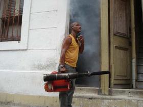 Un fumigador en las calles de La Habana