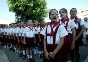 Niños y niñas durante un acto político en una escuela. (AP)