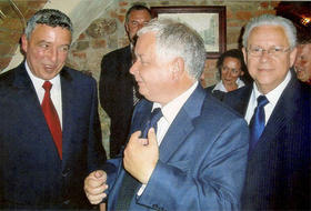 El escritor Armando de Armas, el presidente polaco Lech Kaczynki, y Pedro Peñaranda, representante de los Municipios de Cuba en el Exilio (de izq. a dcha.)