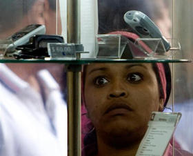 Una mujer observa los precios de los teléfonos celulares