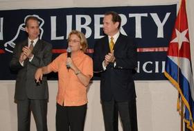 Los congresistas cubanoamericanos Mario Díaz Balart, Ileana Ros-Lehtinen y Lincoln Díaz Balart (de izq. a dcha.), durante la reunión del CLC