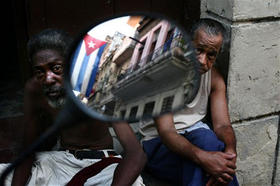 Manolo Fernández y Yor Labela, en la entrada de sus casas en la Habana Vieja. (AP)