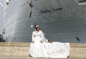 una novia durante una sesión de fotos en el Puerto de La Habana