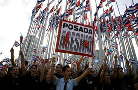 Jóvenes cubanos durante un acto político
