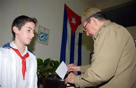 Raúl Castro deposita su voto durante la farsa electoral del 20 de enero