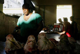 Venta de carne de cerdo en un mercado de La Habana