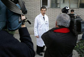El médico español José L. García Sabrido posa ante las cámaras de televisión