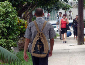 Un habanero con la imagen del Che en su mochila, por una de las calles de la capital
