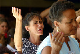 Cubanos que rezan en un templo de la Isla