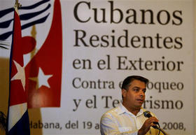 El canciller Felipe Pérez Roque durante el encuentro con cubanos residentes fuera de la Isla. (AP)