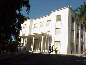 Antigua sede de la Universidad de Oriente, que hoy alberga la Facultad de Derecho.