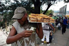 Un vendedor ambulante en la ciudad de Santiago de Cuba